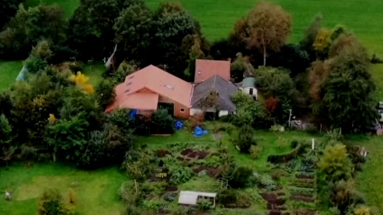 Por 9 anos, a família que viveu invisível em uma fazenda secreta surpreende ao aguardar o fim do mundo, desafiar o pai tirano na Holanda