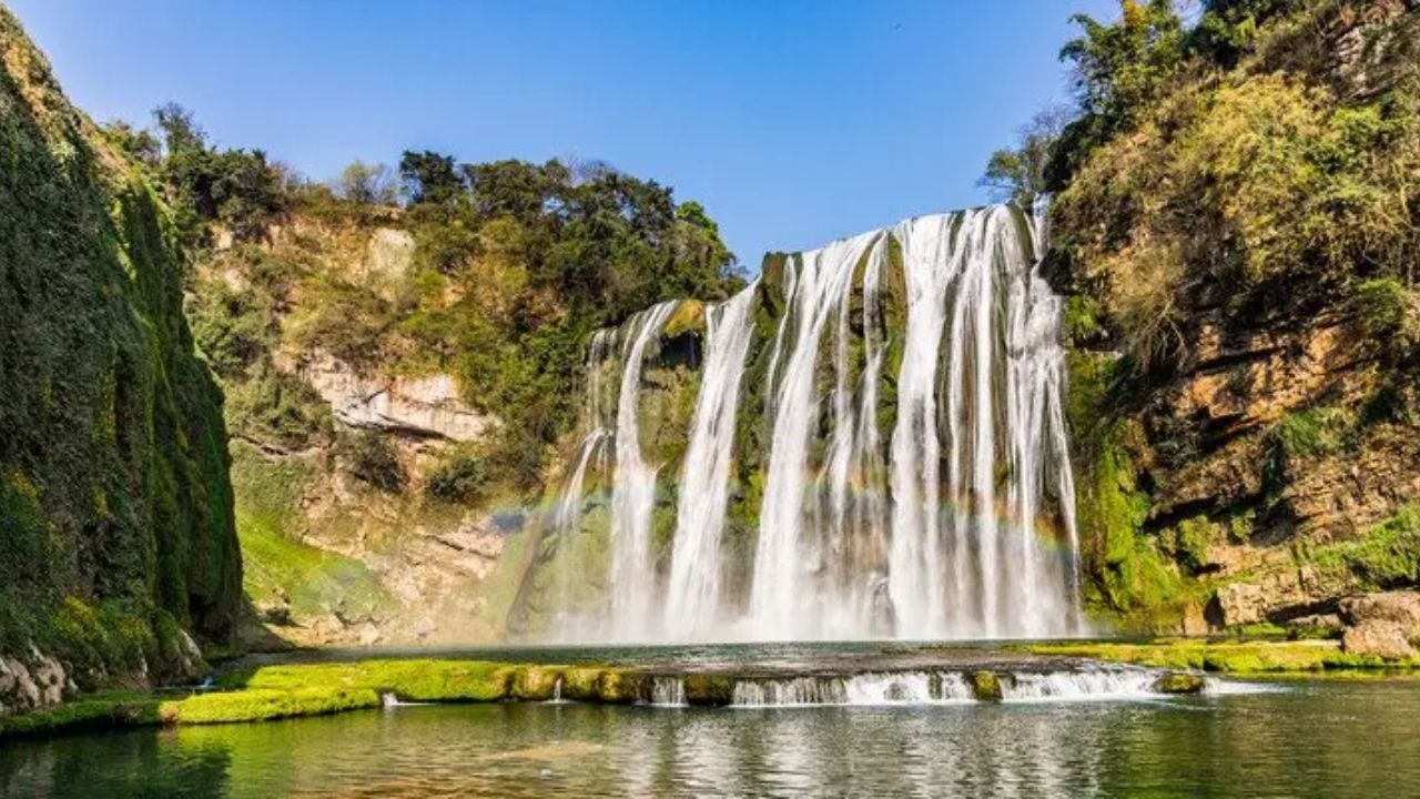 Povoado inteiro em Guizhou vive há gerações em casas de pedra e agora corre o risco de ser expulso das montanhas por causa da cachoeira
