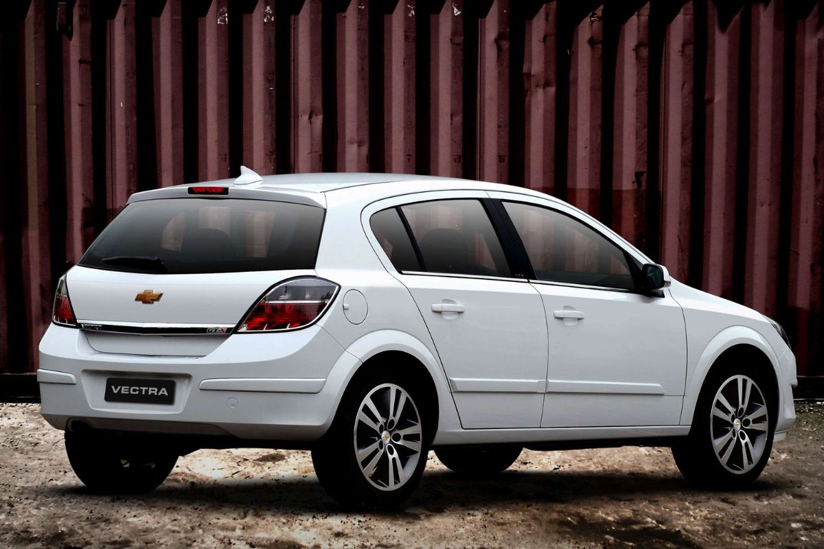 Vectra GT, hatch médio com conforto, câmbio manual e manutenção barata, avaliado no uso real e opinião de dono, com pontos fortes, custos e o que observar na compra.