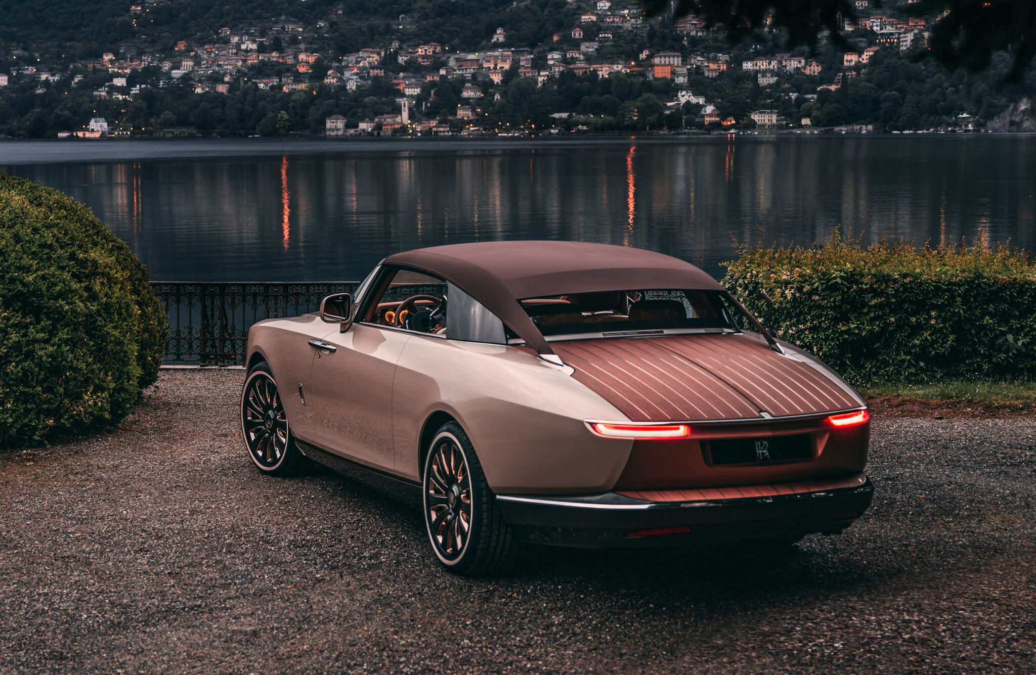 Custando mais de R$ 140 milhões, equipado com motor V12 6.75 biturbo e construído artesanalmente em apenas três unidades, o Rolls-Royce Boat Tail redefiniu o conceito de luxo absoluto e se tornou o carro mais caro já produzido no mundo