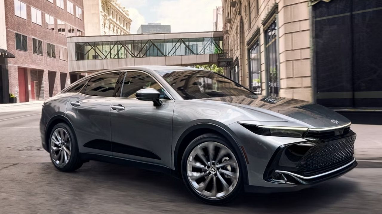 Sedã japonês que roda mais de 1.000 km com um tanque e nunca foi vendido no Brasil vira lenda entre importadores; conheça o Toyota Crown Hybrid