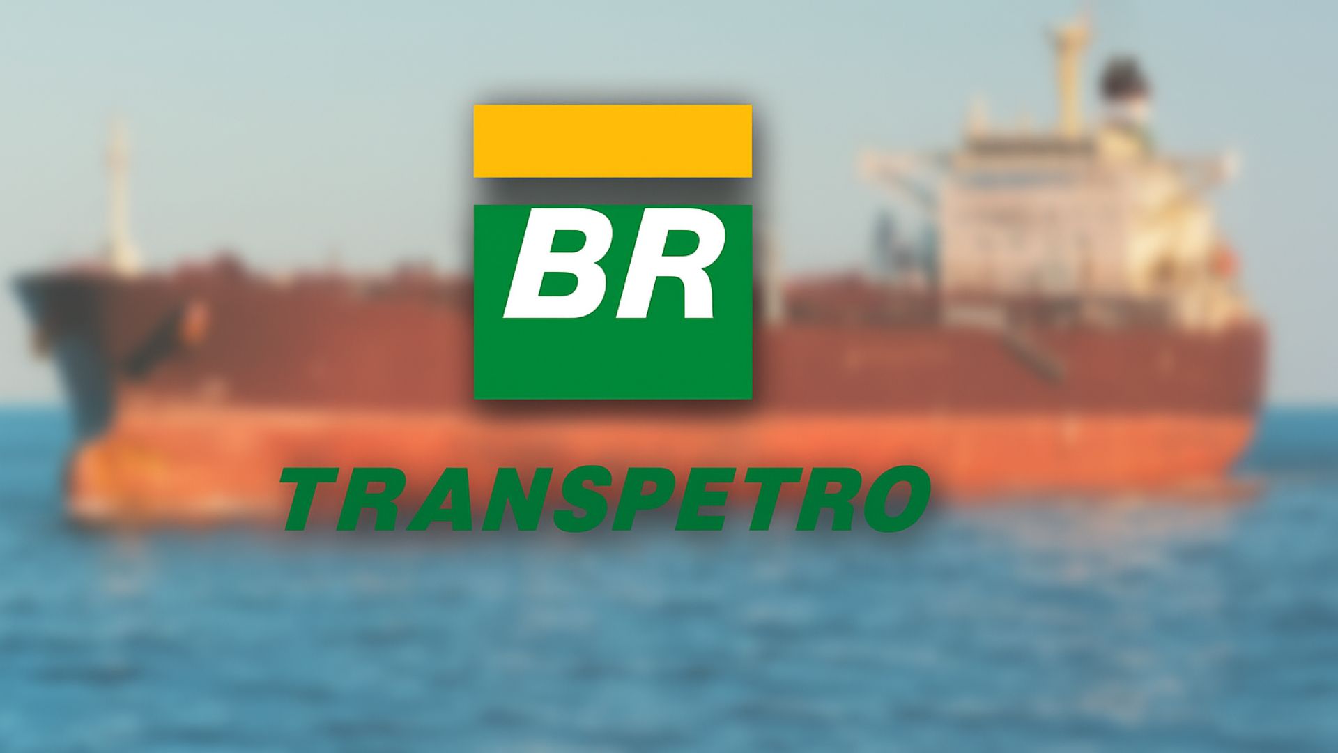 Navio petroleiro da Transpetro navegando em alto-mar com o logotipo da empresa em destaque.