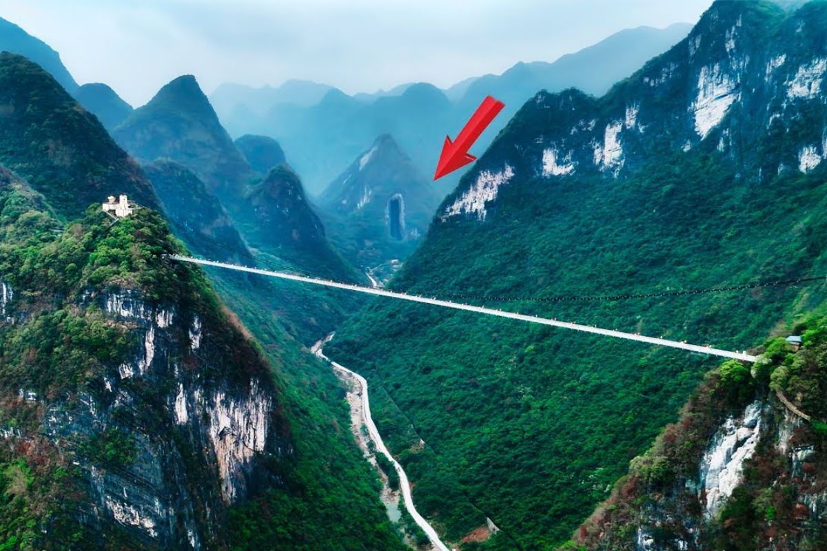Experimente a ponte de vidro de 600 metros em Yangshan, contorne o penhasco de 1900 metros, entre na caverna gigante, suba pelo tapete mágico e desça no tobogã super longo.
