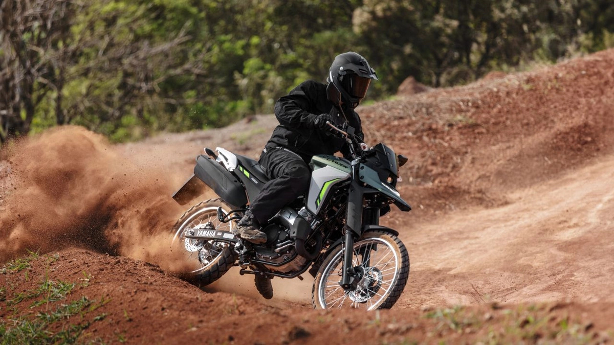 Moto Yamaha com motor de 250 cc, até 21 cv de potência e consumo médio de 35 km/l conquista o público por robustez e conforto em terrenos difíceis; conheça a Yamaha Lander 250, a trail japonesa que desafia o tempo