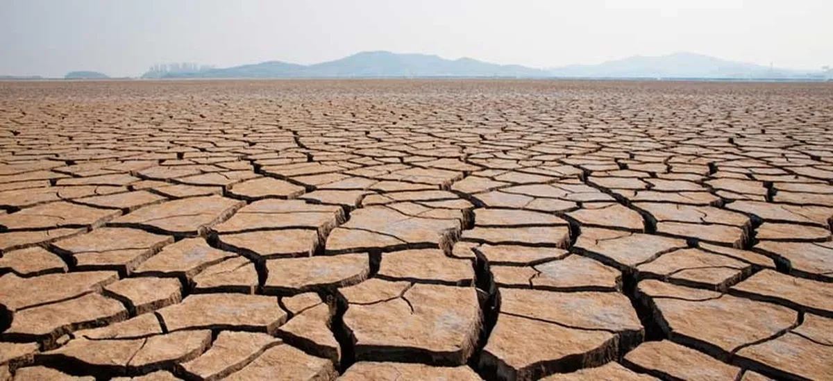 Solo rachado e seco simbolizando o impacto do aquecimento global e da escassez de água causada pelas mudanças climáticas.