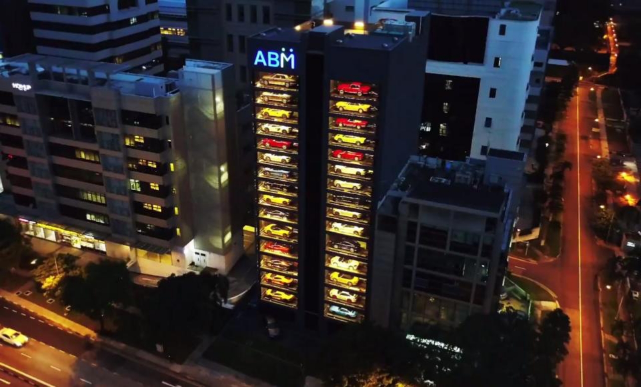 O prédio mais futurista do mundo vende carros de luxo como refrigerantes: Máquina de venda automática de 15 andares entrega Ferrari e Lamborghini com um toque na tela