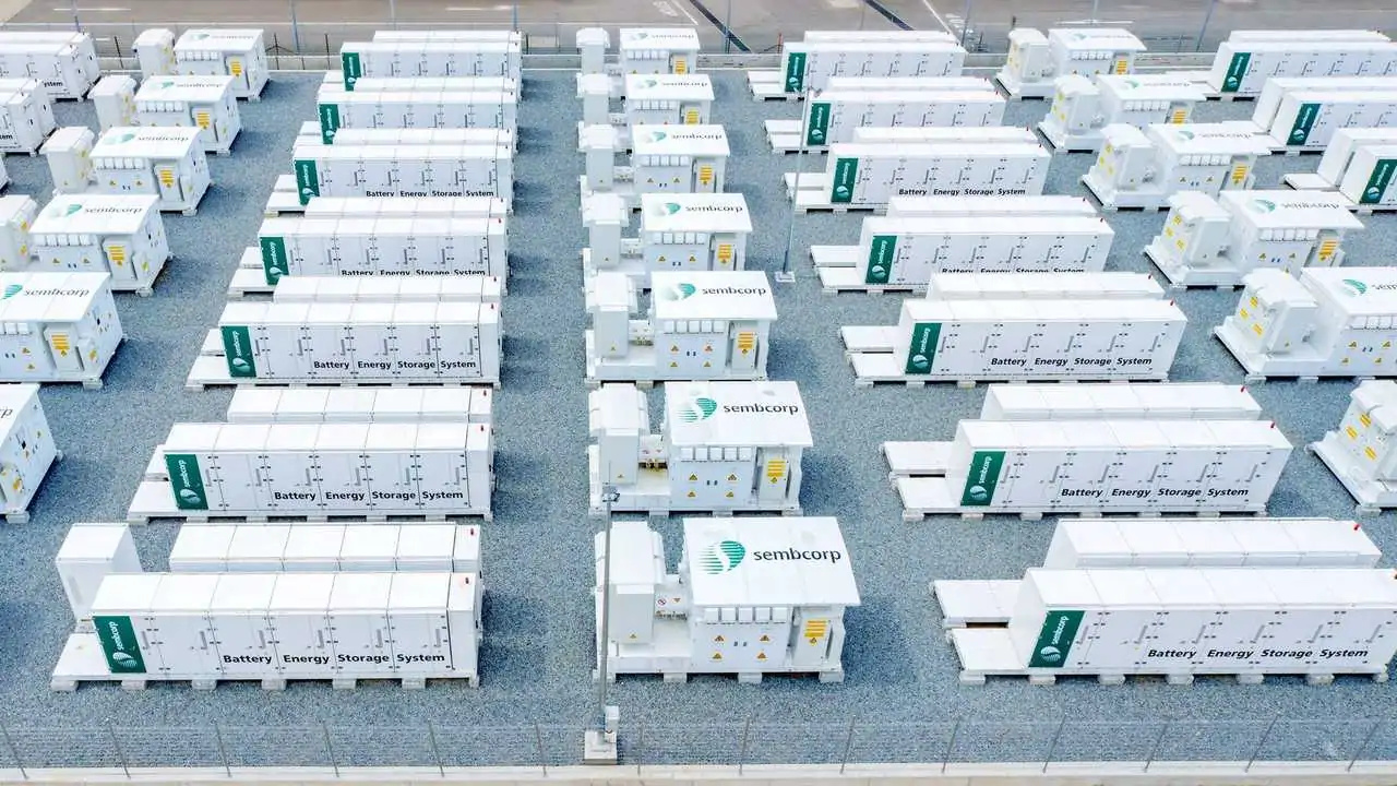 Apesar da rápida redução mundial no custo do armazenamento de energia, o Brasil segue pagando mais por baterias devido à carga tributária e logística. Estudo da EPE projeta novas quedas até 2035 e aponta impacto no avanço de sistemas solares com armazenamento.