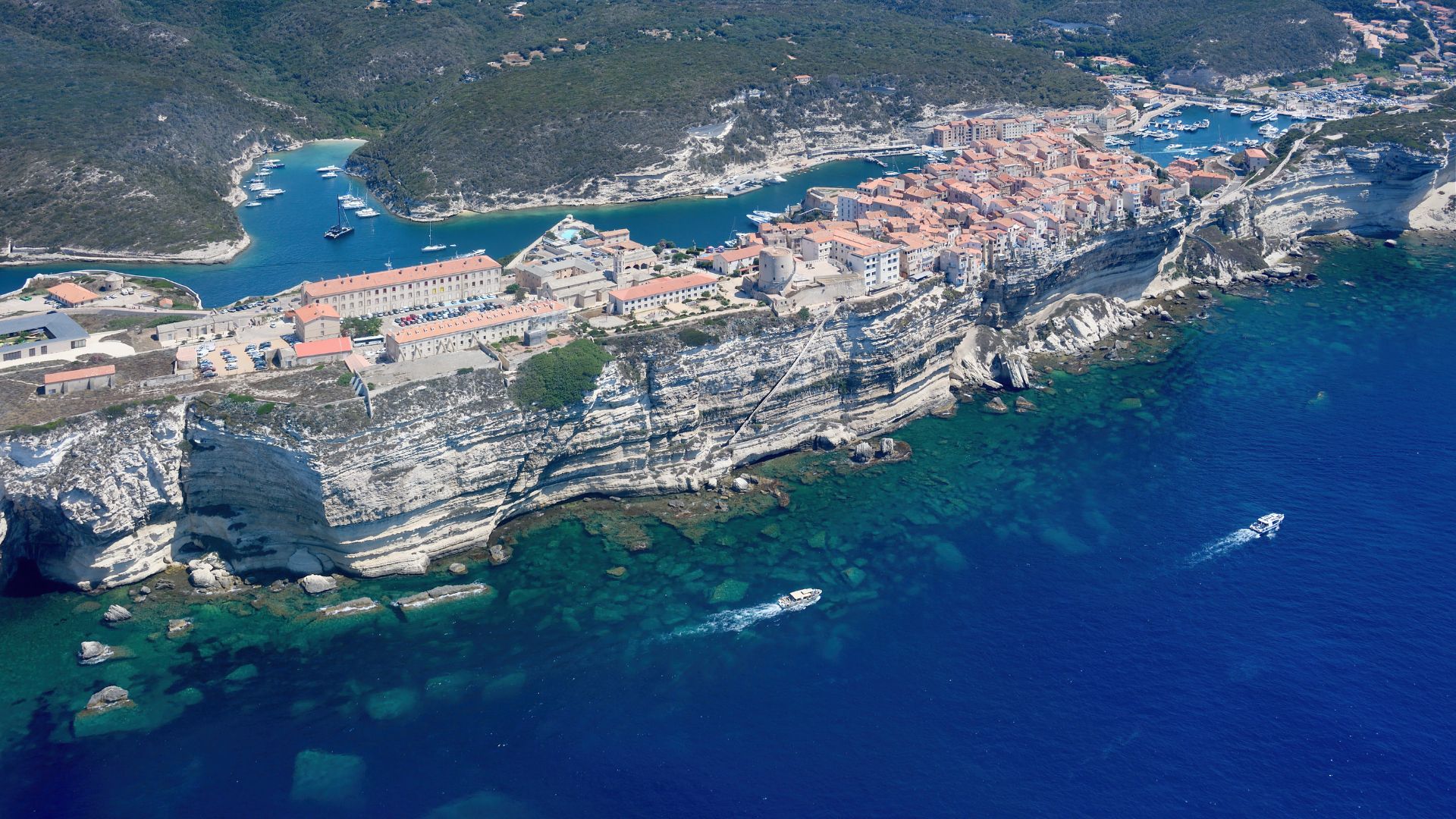 Cidade de Bonifacio suspensa sobre falésias de 70 metros na Córsega.