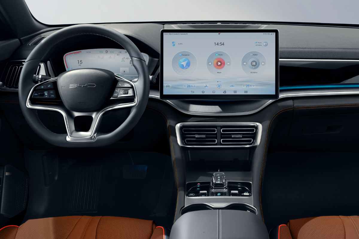 BYD Song Plus 2026 entrega consumo de carro 1.0, autonomia perto de 1000 km e porte de SUV, tentando justificar o preço mais alto frente a rivais híbridos diretos.