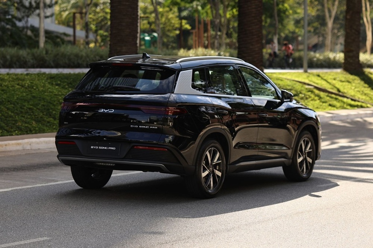 Creta é mais rápido e barato de manter, enquanto o BYD Song Pro vence em consumo e espaço, mostrando dois caminhos por R$ 200 mil