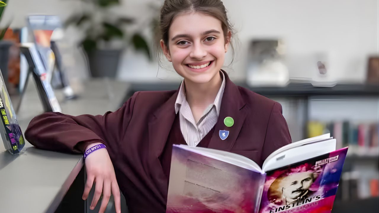 Uma jovem de 13 anos entra para o clube dos gênios com QI superior ao de Einstein. Conheça a história da jovem prodígio e sua paixão por tecnologia e ciência.