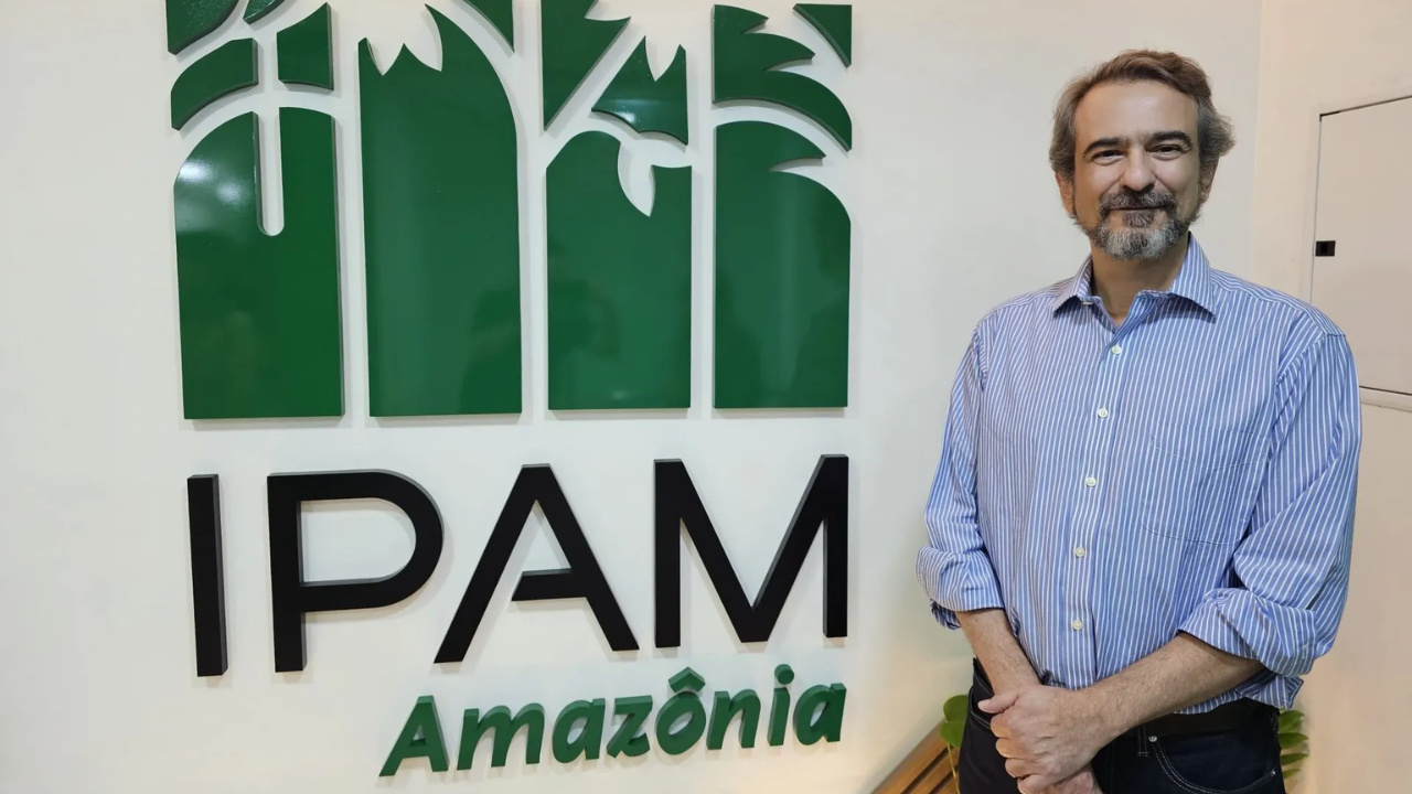 Durante evento paralelo da COP30 em Belém, especialistas e líderes indígenas criticaram a decisão do governo de autorizar a exploração de petróleo na foz do Amazonas. Ambientalistas alertam para riscos climáticos e sociais e pedem alternativas sustentáveis à matriz fóssil.