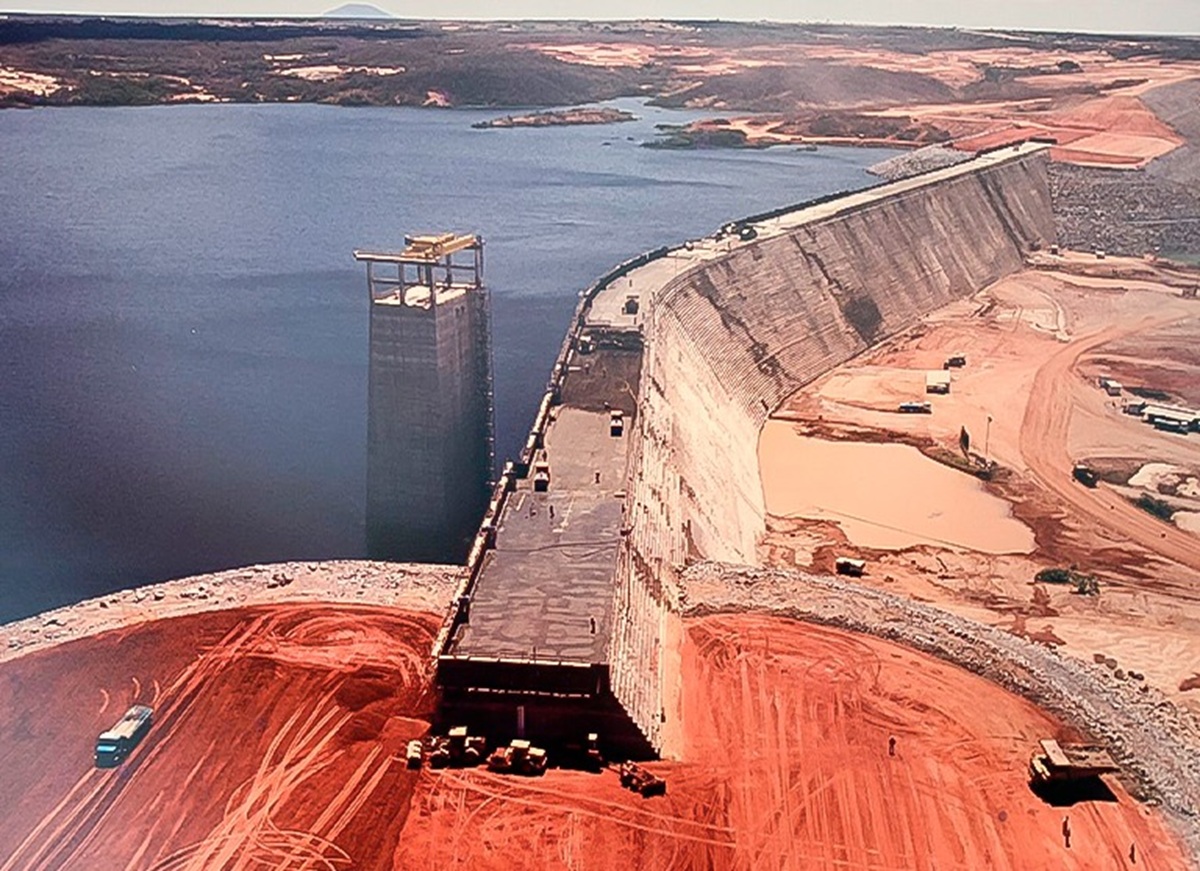 Maior açude do Brasil guarda 6,7 bilhões de metros cúbicos e mudou a história do sertão após submergir uma cidade inteira