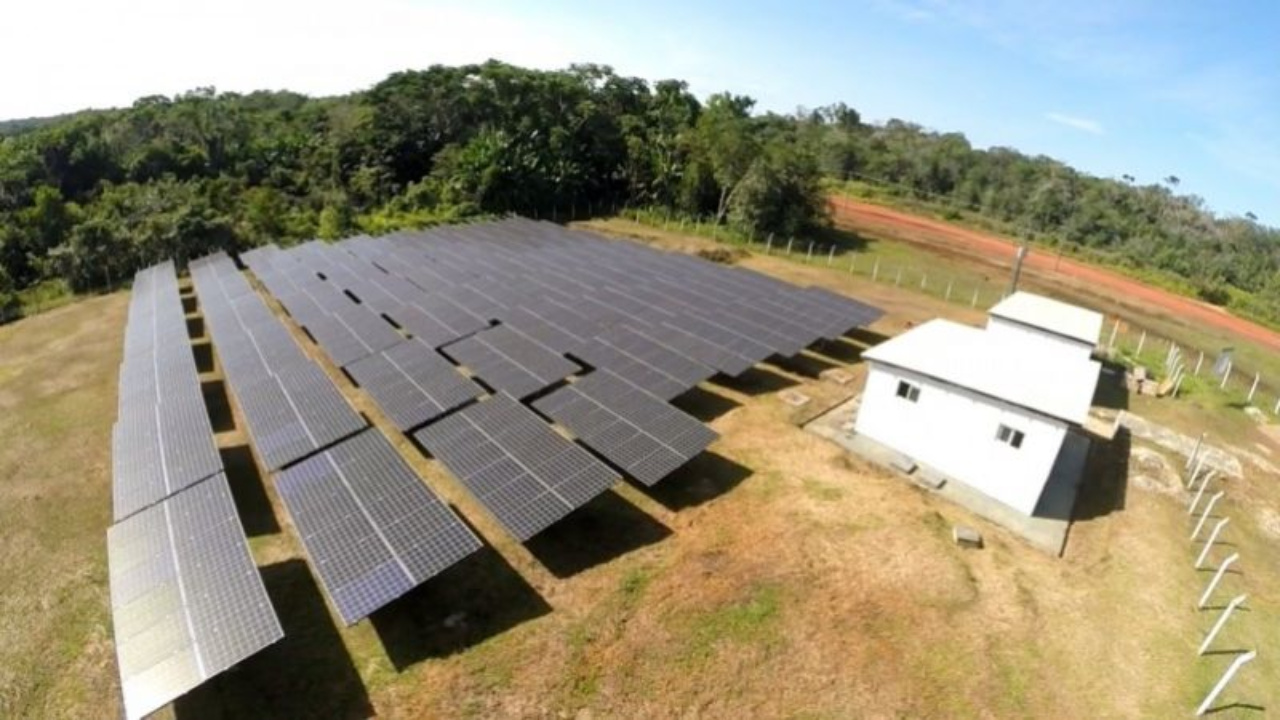 Usinas solares avançam como solução estratégica na Amazônia, impulsionadas por iniciativas sustentáveis apresentadas na COP30. Tecnologias limpas, impacto social e novos modelos de energia renovável ganham força em comunidades ribeirinhas.