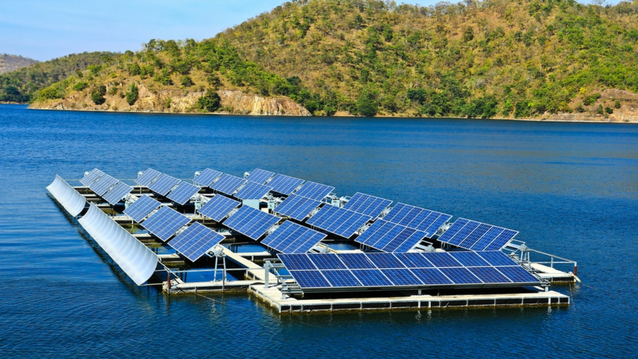 Neoenergia inicia construção da maior usina de energia solar de Fernando de Noronha, com mais de 30 mil painéis e sistemas avançados de baterias. Projeto de R$ 350 milhões promete descarbonizar totalmente o arquipélago até 2027.