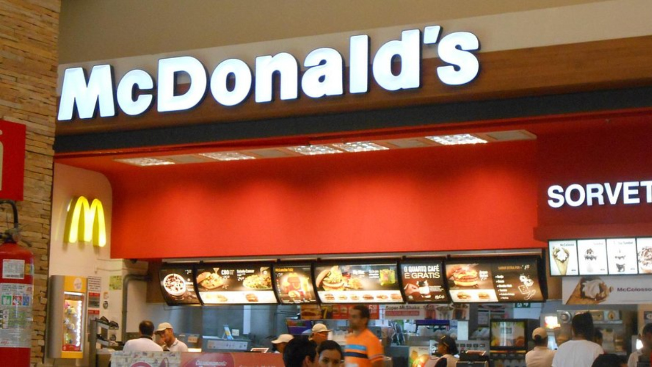 McDonald’s amplia uso de energia solar em Minas Gerais ao firmar contrato de autoprodução com a EDP, reforçando metas de descarbonização e previsibilidade de custos no varejo alimentar.