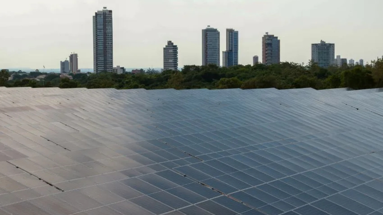 Parque de energia solar de Palmas abastece mais de 150 órgãos públicos, reduz gastos em cerca de R$ 400 mil mensais e reforça políticas ambientais da capital.