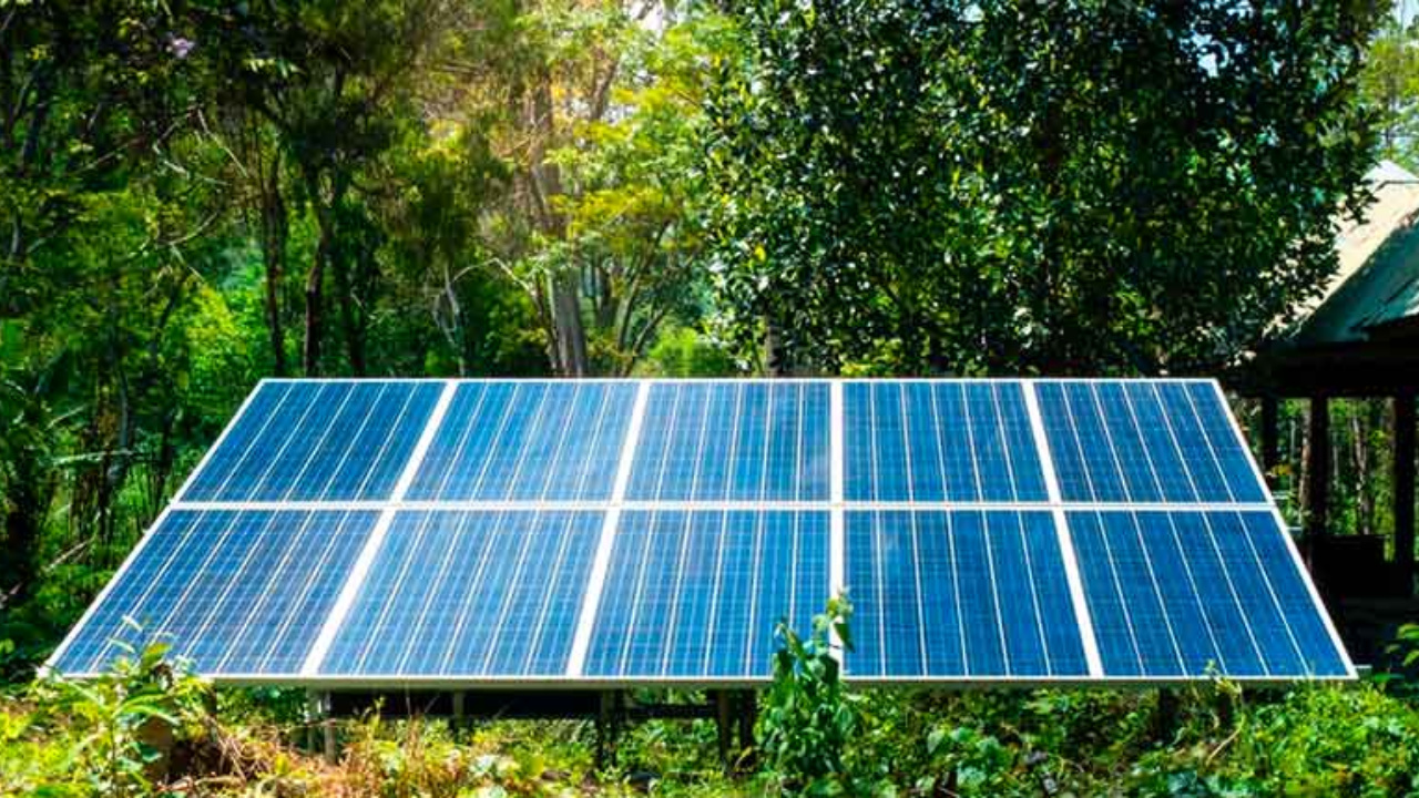 Segundo novo relatório da Agência Internacional de Energia (AIE), as energias renováveis, lideradas pela energia solar fotovoltaica, estão crescendo mais rápido que qualquer outra fonte, enquanto a demanda por petróleo tende à estabilização até 2030.