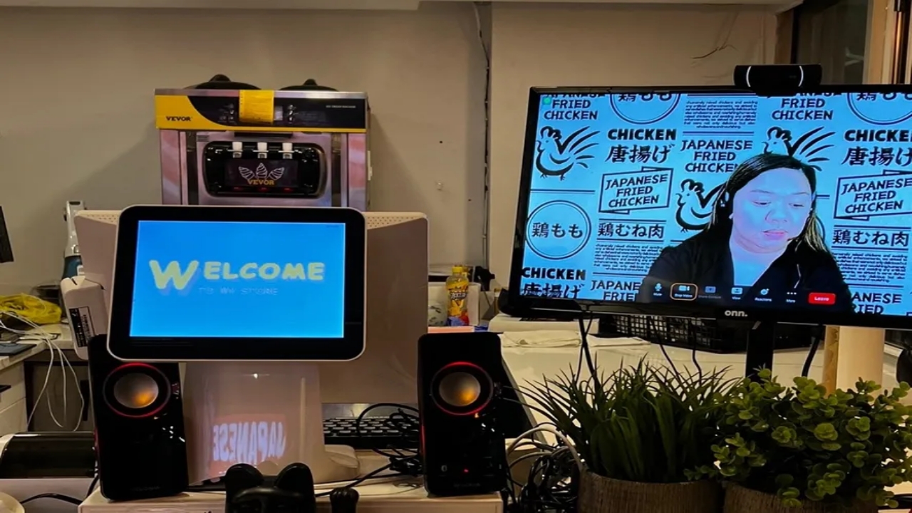 Nova York (EUA) surpreendeu o mundo ao substituir caixas por atendentes de outro país que atendem por vídeo, levantando alerta sobre o futuro das vagas de emprego e direitos trabalhistas