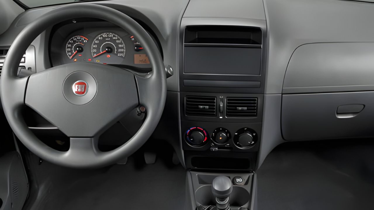 Saiba tudo sobre o Fiat Siena 2010, um carro usado popular com bom custo-benefício, motores confiáveis e amplo espaço interno. Confira versões, desempenho e dicas de compra.