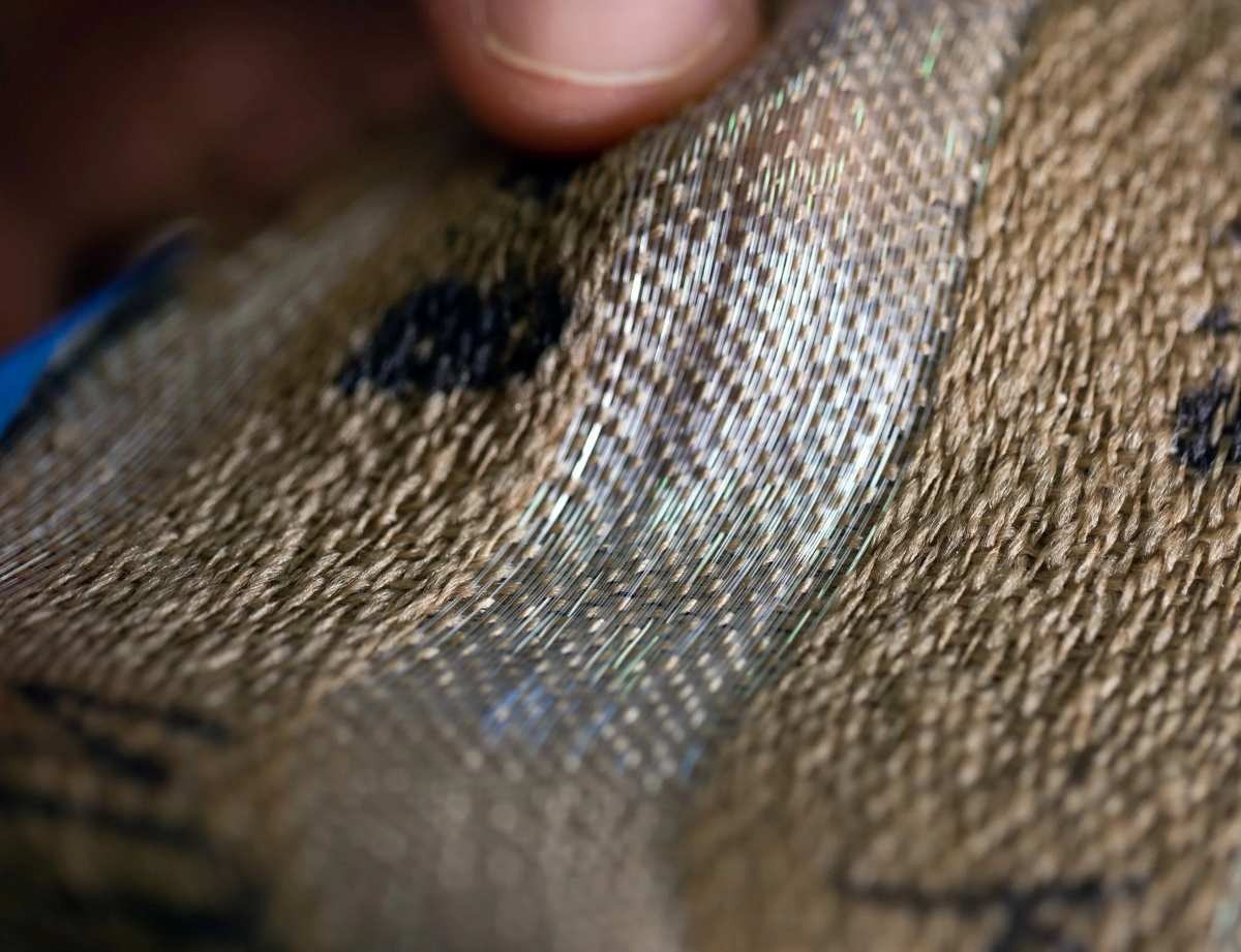 Startup cria fibras fotônicas invisíveis integradas ao tecido que funcionam como códigos de barras e prometem revolucionar a rastreabilidade da moda