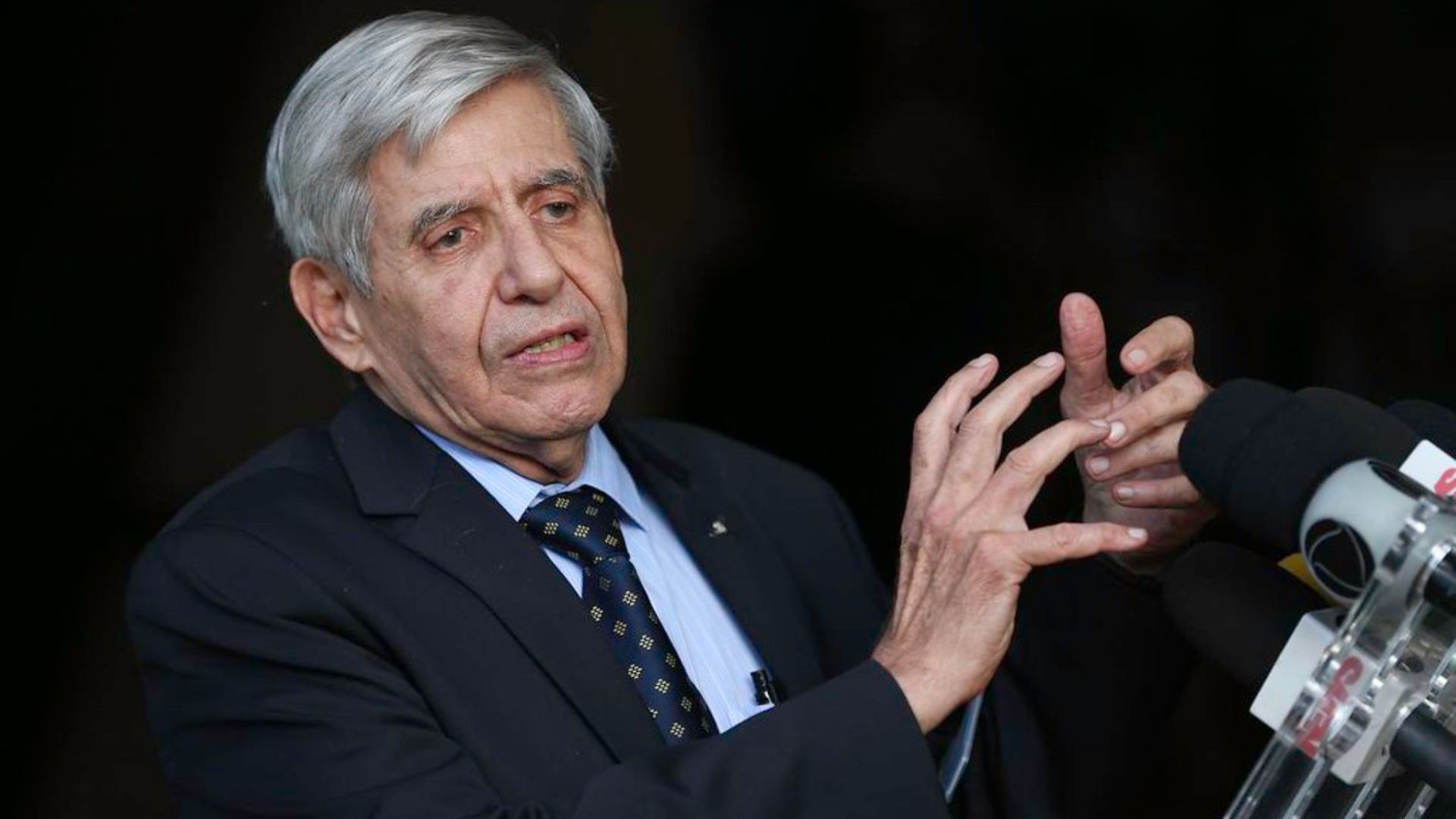 General Heleno, 78 anos, é preso e levado ao Comando Militar do Planalto, onde só pode cumprir pena sob comando de oficiais quatro estrelas.