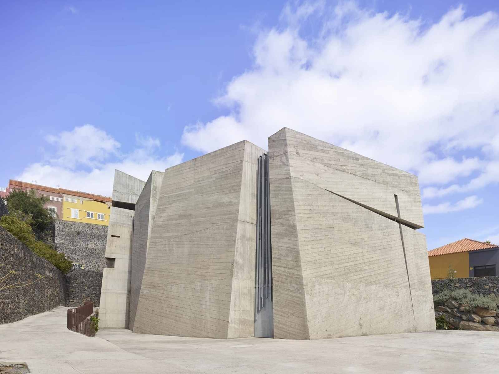 A Igreja do Santíssimo Redentor e Centro Comunitário de Las Chumberas, projetada por Fernando Menis, foi aclamada como o melhor edifício novo do mundo pelo Festival Mundial de Arquitetura.