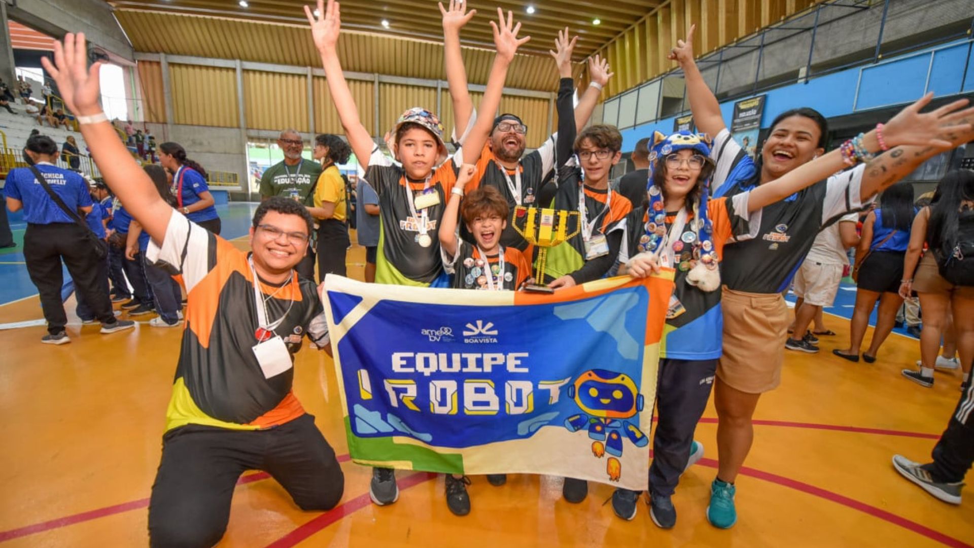 Jovens cientistas de Boa Vista operando robô LEGO em torneio de robótica da FLL.