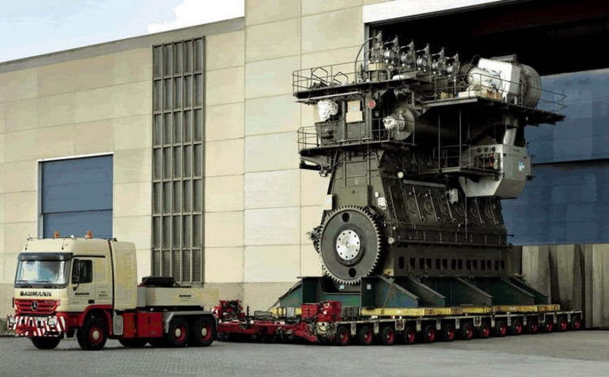 maior motor de combustão do mundo de 14 cilindros e 2.300 toneladas entrega 108.920 bhp e equipa navios como o Emma Maersk