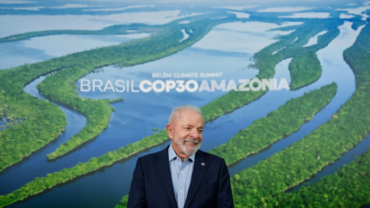 Durante a COP30, em Belém, o presidente Lula defendeu o fim dos combustíveis fósseis, mas o avanço da Petrobras na pesquisa de petróleo na Foz do Amazonas revela tensões e contradições dentro do próprio governo.