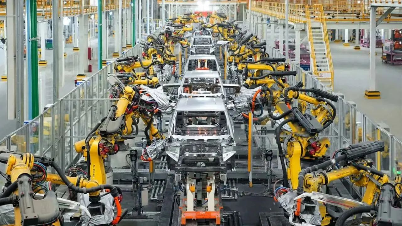 Com estrutura gigantesca e tecnologia avançada, BYD inaugura a maior fábrica de carros do planeta na China e estabelece um novo padrão para a indústria automotiva global.