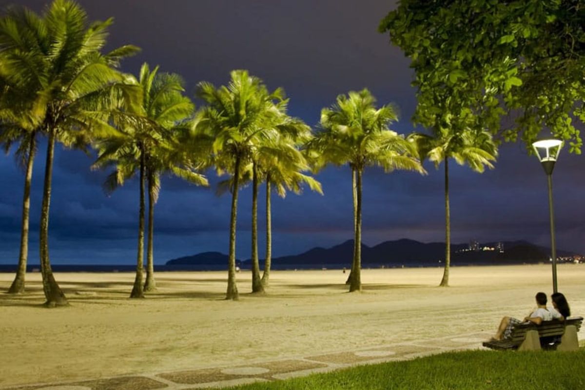 No município brasileiro de Santos, no litoral paulista, porto gigante, praias urbanas, centro histórico vibrante e muito lazer se combinam para oferecer qualidade de vida e atrair moradores e turistas.