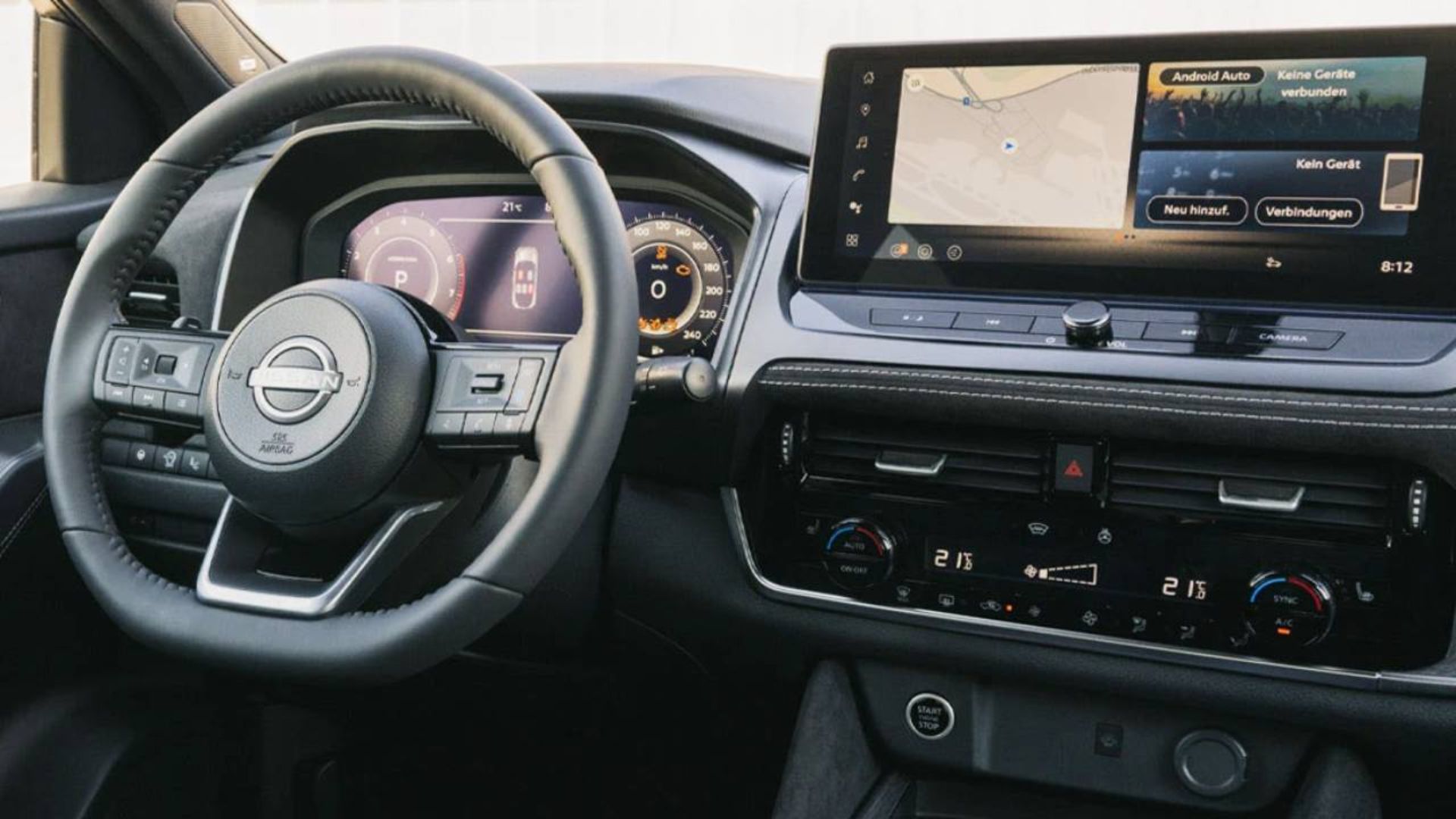 Nissan Kait camuflado em testes urbanos exibindo motor 1.6 e câmbio CVT.