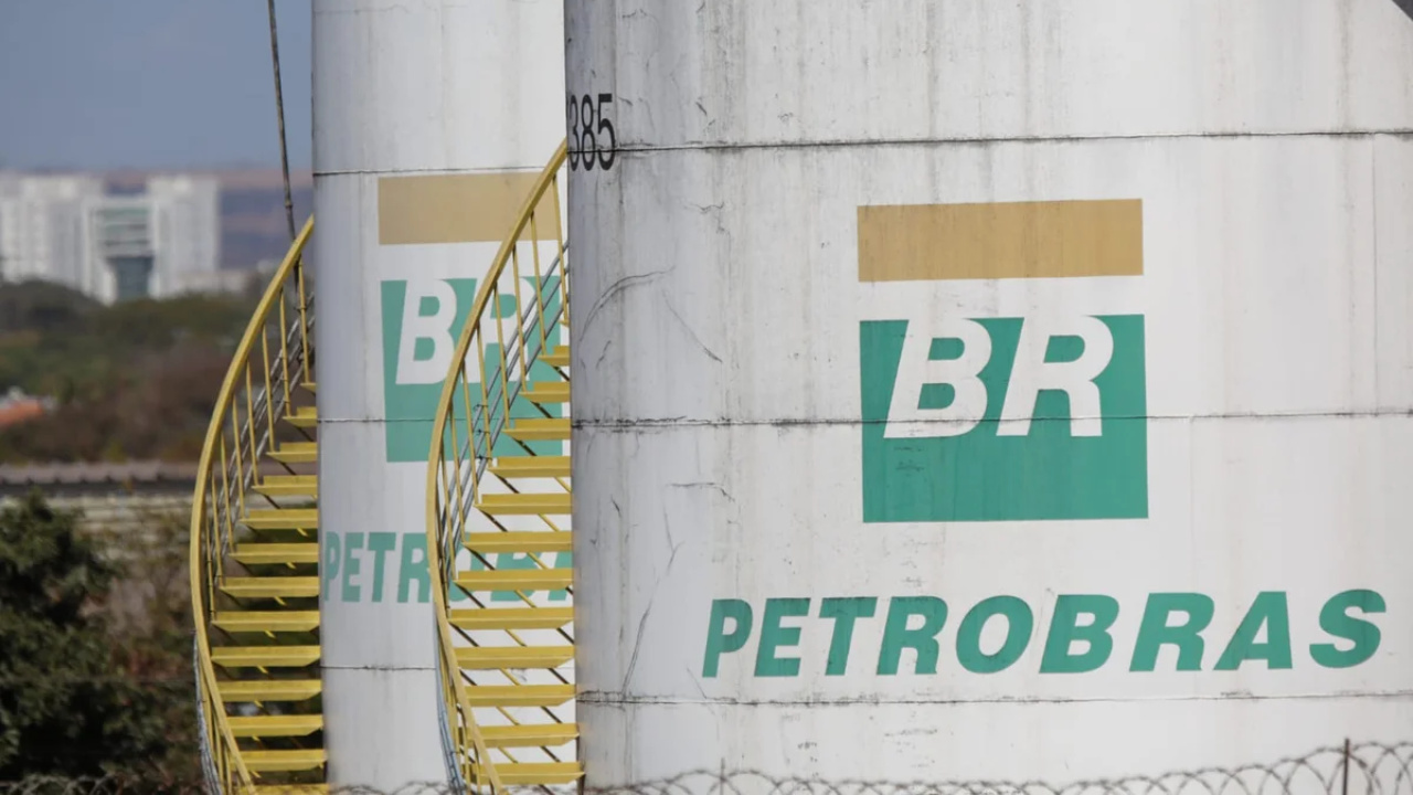 COP30 registra número recorde de representantes ligados ao petróleo. Lobistas circulam enquanto povos tradicionais protestam contra exploração na Amazônia. Pressões por transparência crescem.