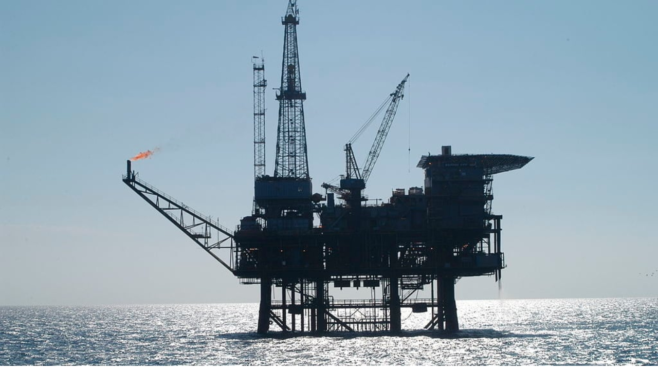 Mais de 80 países apoiam a proposta do Brasil na COP30 para criar um calendário internacional de abandono do petróleo, gás e carvão. Iniciativa ganha impulso político e reforça apelos globais por uma transição energética justa e rápida.