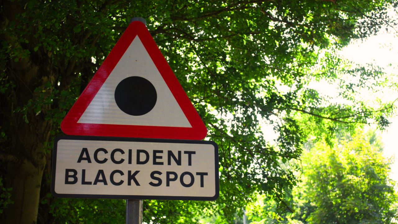 Você já viu uma placa de trânsito triangular, branca, com um círculo preto no centro? Saiba o que ela significa, porque não existe no Brasil e o que motoristas devem aprender com esse alerta.