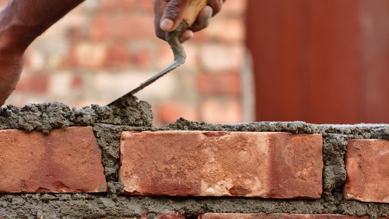 Descubra quanto custa construir uma casa de 3 quartos e 2 vagas de garagem em 2025 no Brasil. Valores variam entre R$ 126 mil e mais de R$ 600 mil, dependendo do padrão e da região.