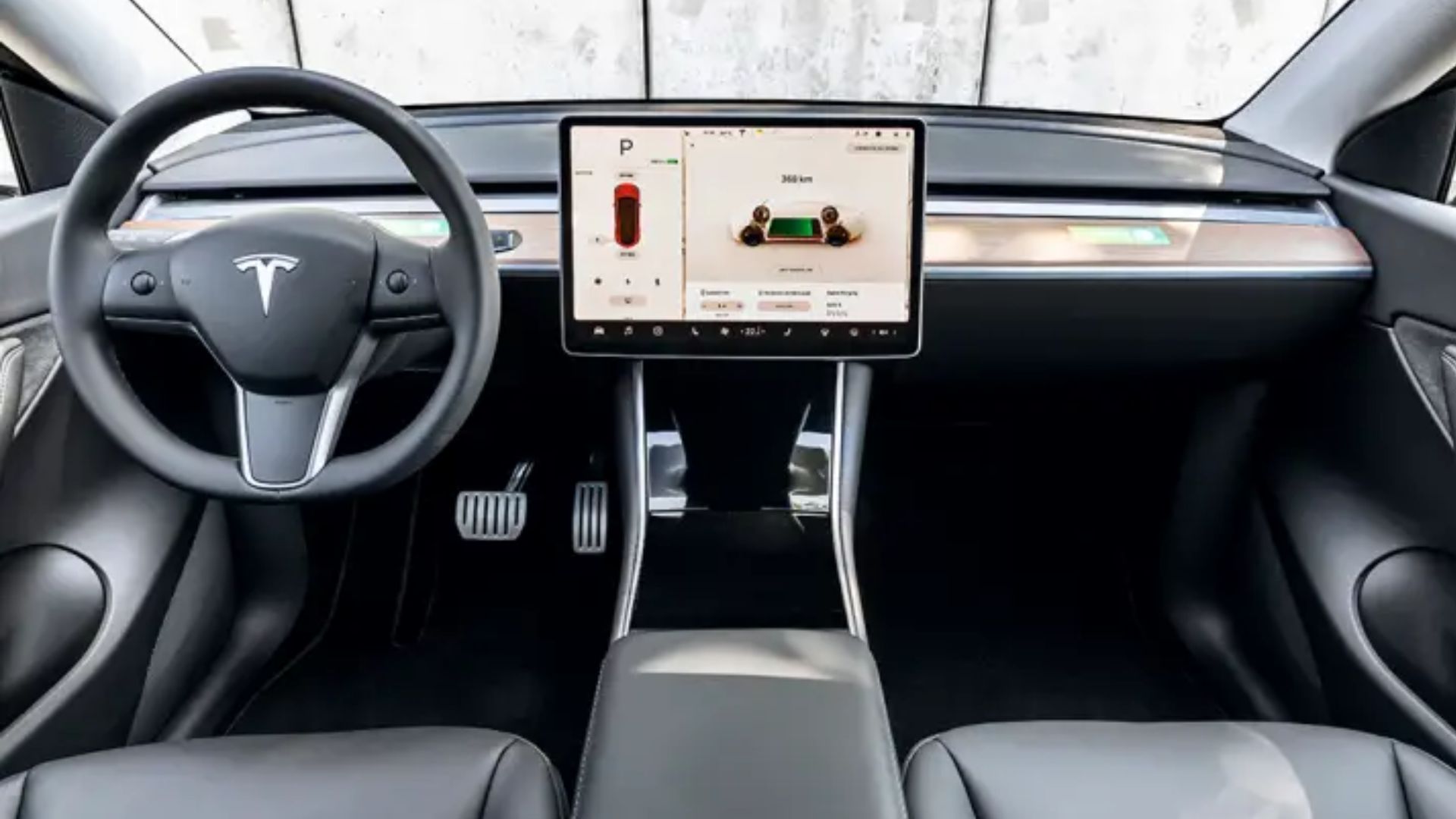 gráficos e motoristas analisando modelos Tesla e chineses em estudo sobre rejeição política no mercado de elétricos