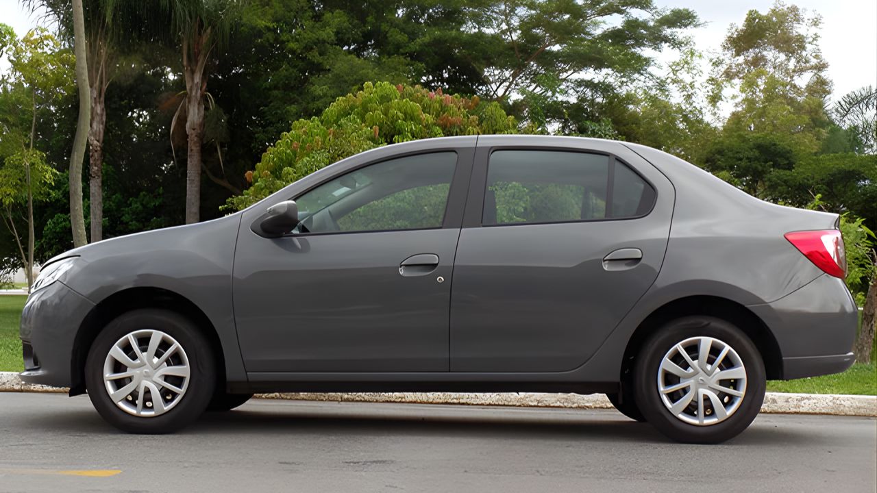 Descubra por que o Renault Logan usado (modelo 2020 1.0 Expression) se destaca: amplo porta-malas, baixo consumo de combustível e manutenção acessível.