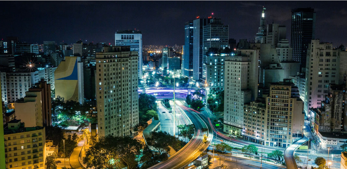 Vista noturna de São Paulo com prédios iluminados e vias movimentadas, reforçando o destaque da cidade no ranking global.