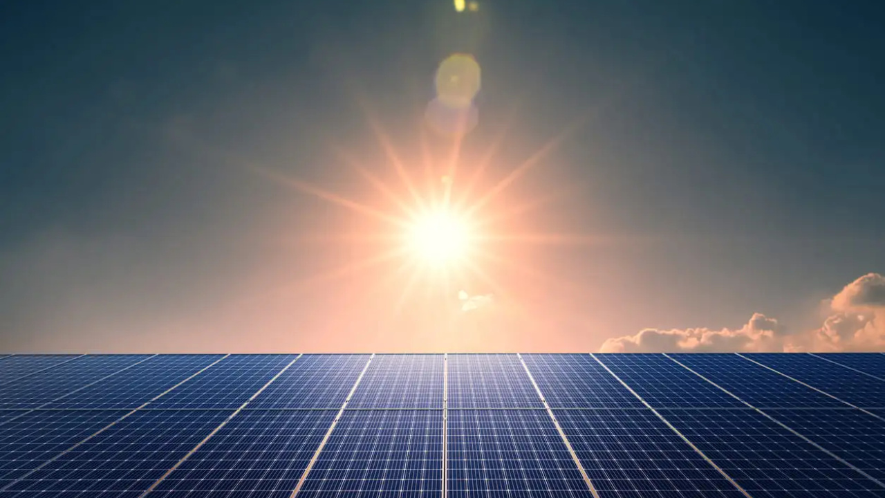 Lei nº 14.300/2022, apelidada erroneamente de “taxação do sol”, estabelece regras para a geração distribuída e o uso da rede elétrica. Entenda o que a norma realmente muda e por que o termo é incorreto.