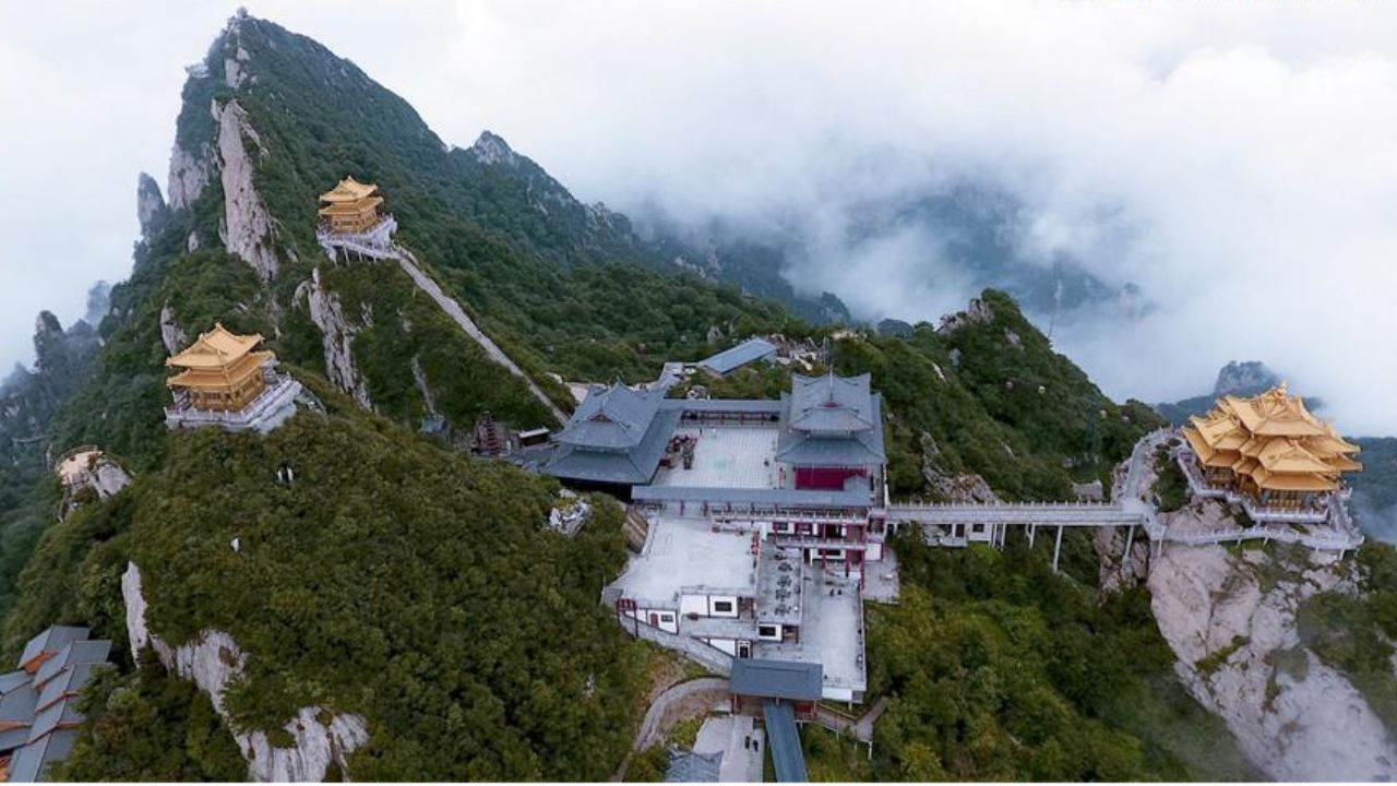 20 lugares surreais da Terra que parecem de outro planeta, com cavernas azuis, desertos que viram espelho, cachoeiras impossíveis e montanhas perigosas (21)