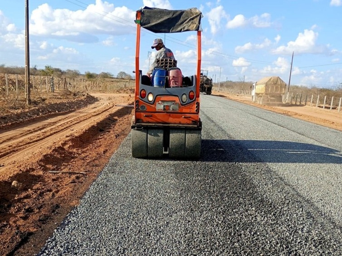 Rodovia PB-176 entre Soledade e Gurjão alcança 64%, soma 30 km, recebe R$ 37,6 milhões e muda mobilidade e economia regional.