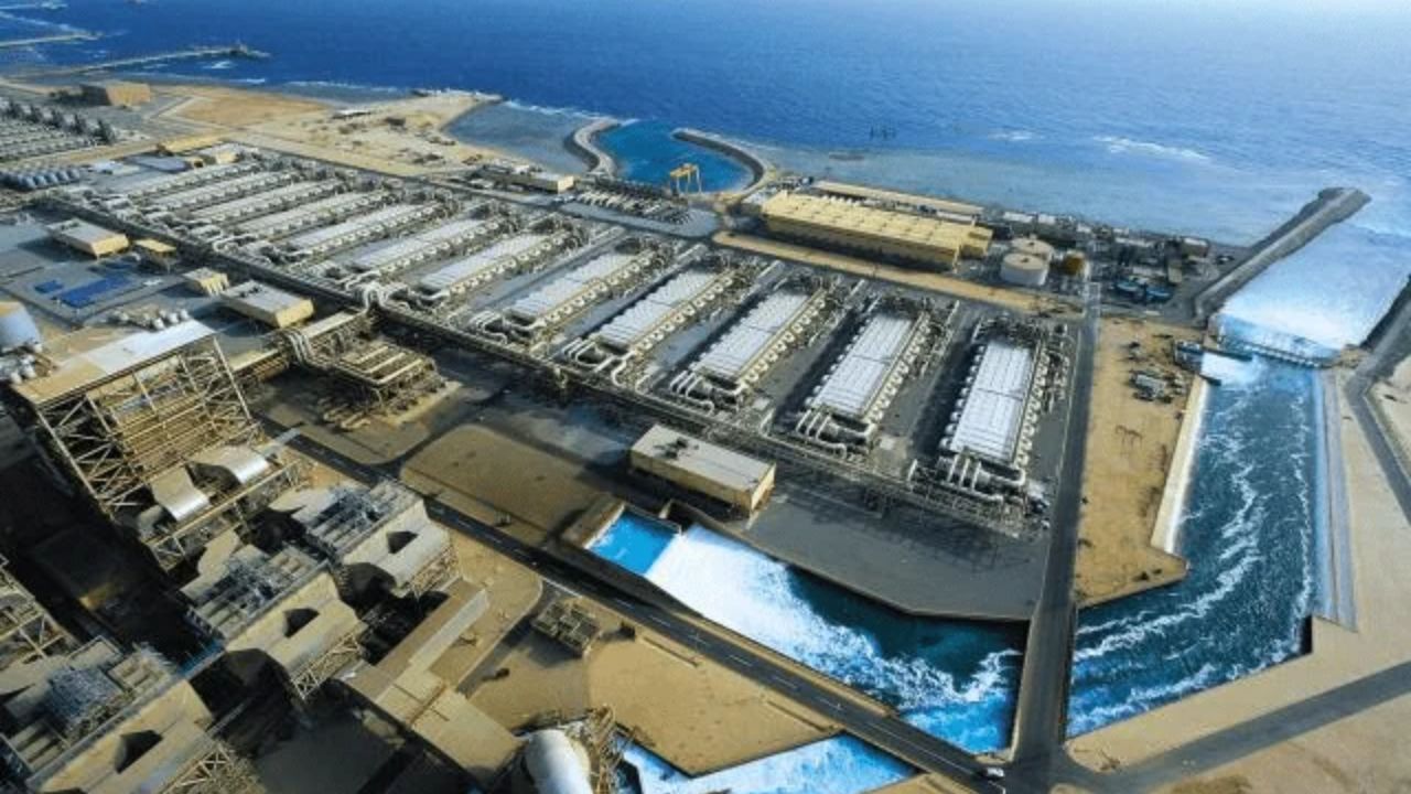 Arábia Saudita bombeia milhões de toneladas de água por 14.000 km e até 3.000 m de altitude, usando dessalinização que consome 20% da energia nacional para manter cidades