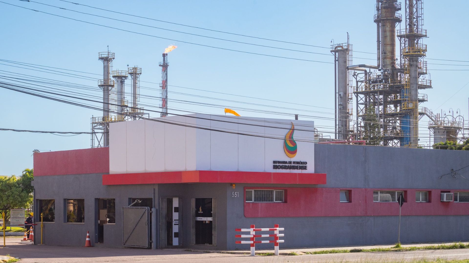 Refinaria Riograndense em Rio Grande, no RS, com unidades industriais e chaminés em operação durante testes para transição à biorrefinaria e produção de combustíveis renováveis