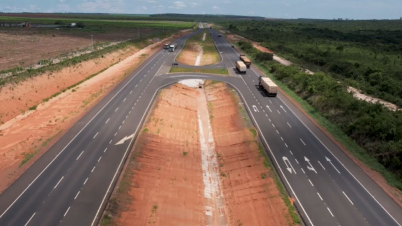 Brasil acelera sua rodovia mais estratégica: BR-163 em Mato Grosso dá virada histórica, atinge 86 km duplicados, elimina gargalos que duraram décadas e muda a vida de caminhoneiros