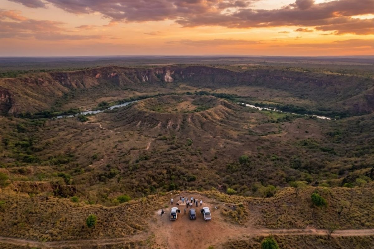 Descubra o Domo de Araguainha, a maior cratera de meteoro da América do Sul, hoje cobiçada como parque geológico e destino de turismo científico.
