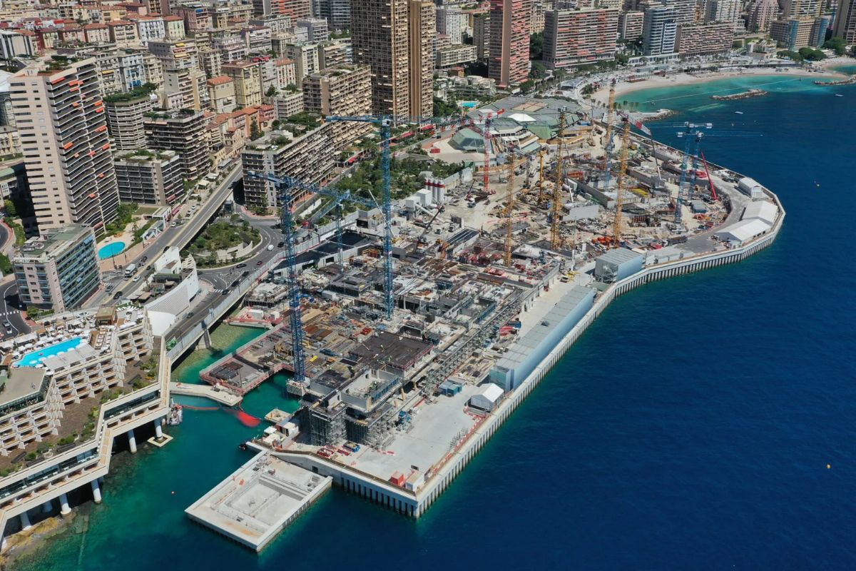 Em Mônaco, um bairro de luxo construído sobre o mar com marina desenhada em parceria com Renzo Piano atrai bilionários e redefine o patamar dos projetos imobiliários de elite