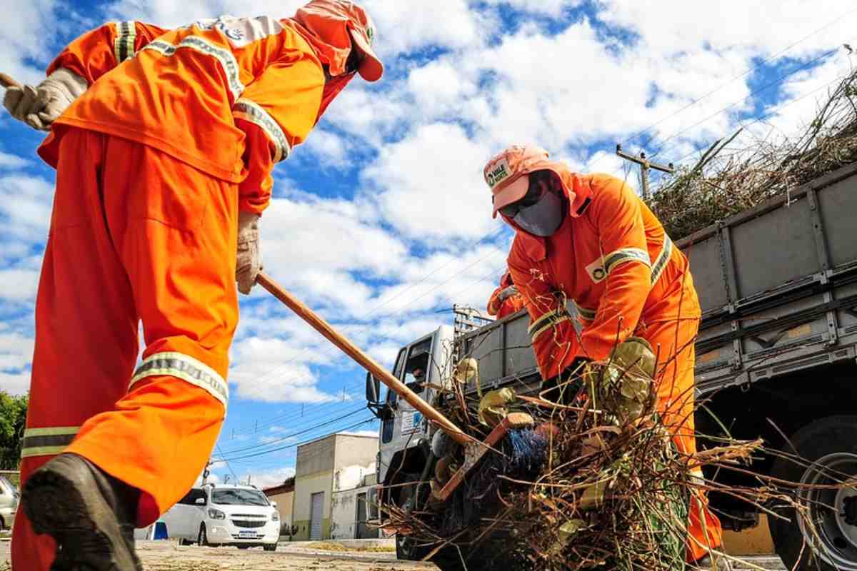 Câmara aprova piso nacional de R$3.036 para garis com jornada de 6 horas, adicional de insalubridade, benefícios como alimentação e plano de saúde e impacto fiscal para municípios.