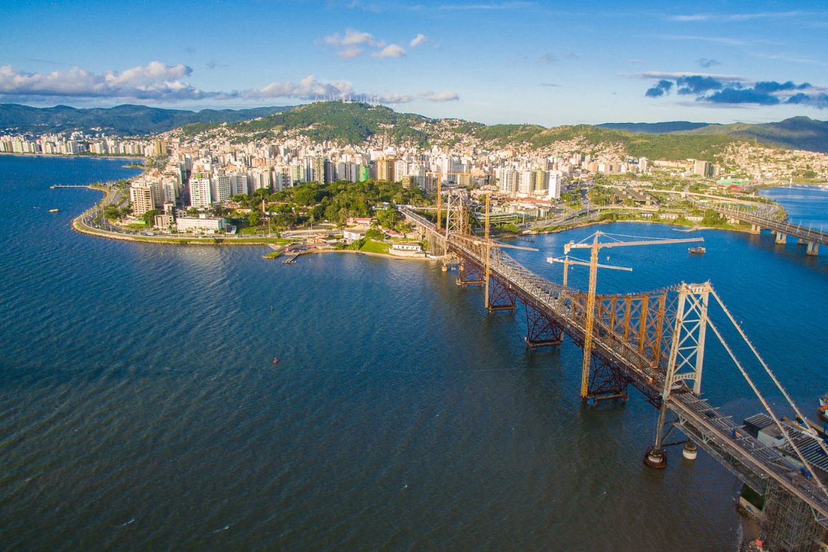 Florianópolis, capital com uma das melhores qualidades de vida do Brasil, oferece qualidade de vida, praias e estrutura para trabalho remoto a quem busca rotina menos caótica e um recomeço perto da natureza.